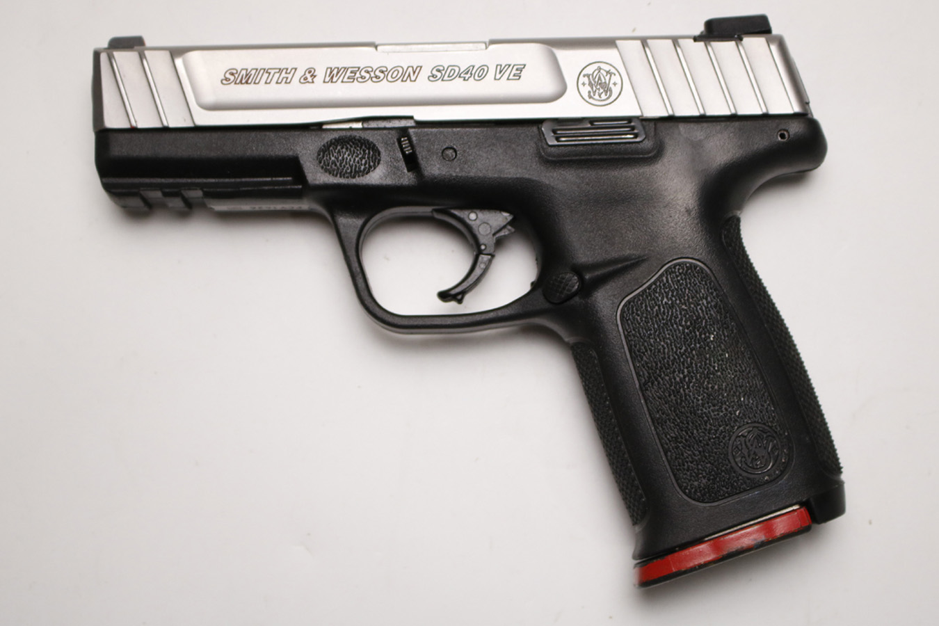 SMITH AND WESSON SD40VE 40 S&W Police Trade-in Pistol with Two Magazines